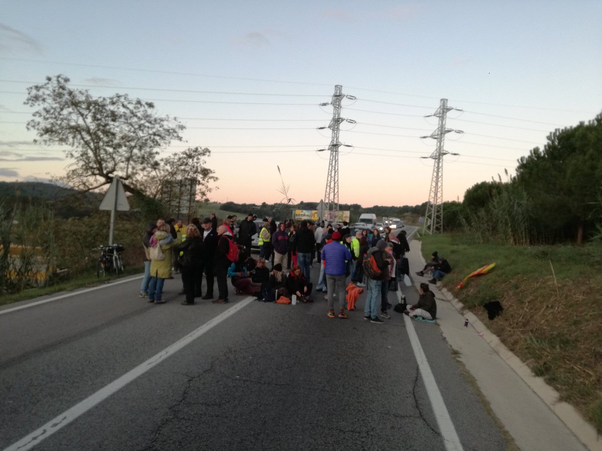 C-1413a tallada a Sant Quirze del Vallès. Vaga General!!! <a href="/maticatradio/">El matí de Catalunya Ràdio</a>  <a href="/La_Directa/">Directa</a> <a href="/transit/">Trànsit</a> <a href="/CDRCatOficial/">CDR Catalunya #RevoltaPopular 🔥</a> @cdrSQV