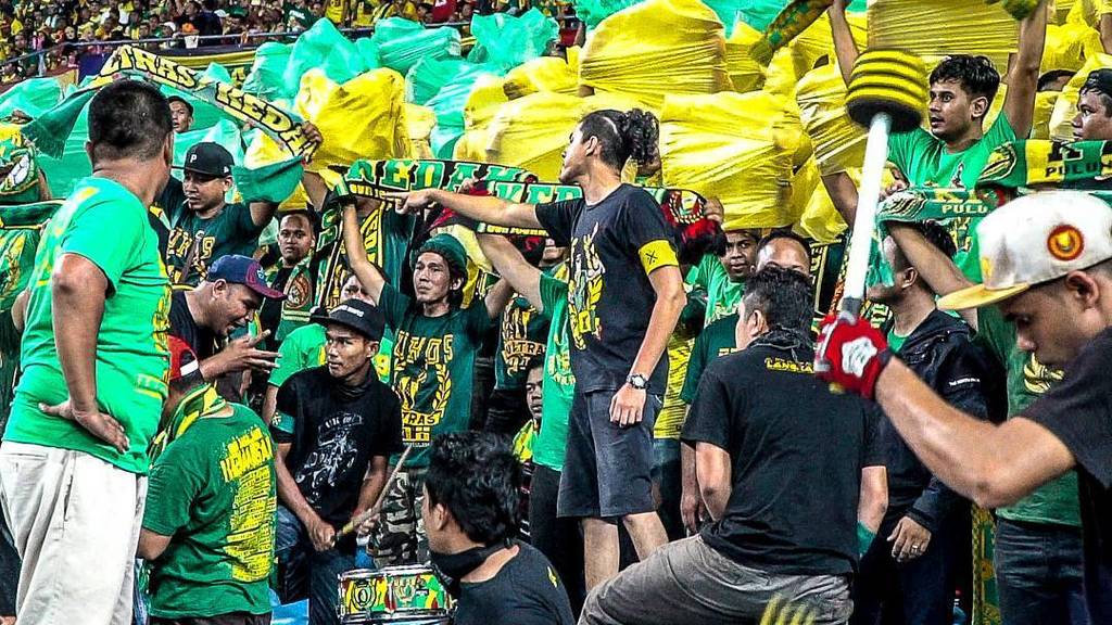 andypenders's tweet photo. Kedah fans at Malaysia Cup Final.
So much going on! #Respect
#RedCardTV #kedahfa #kedahfa #kedahdarulaman #pialam… https://t.co/2Skcd7sQxF https://t.co/TU3gS6Qgel