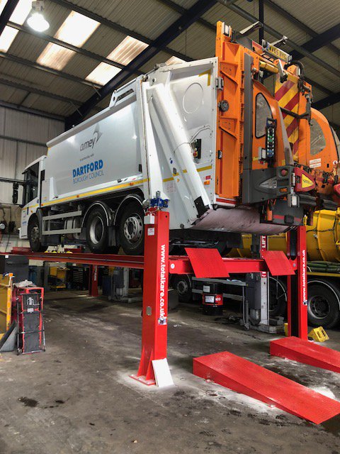 TOTALKARE's tweet photo. Our latest fixed post lift installation at Channel Commercials today. 25,000kg lifting capacity, 9m bed length. #workshop #fourpost https://t.co/IHXsgiMYS8