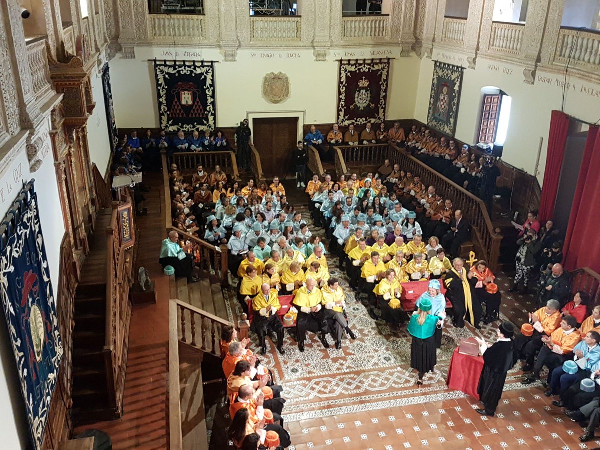 UAHes's tweet photo. Ceremonia "Annua Commemoratio Cisneriana" en homenaje a nuestro fundador, el cardenal #Cisneros, ahora en el Paraninfo https://t.co/JcJU9ZoV07 #UAH #500Cisneros https://t.co/UL3veRbyrW