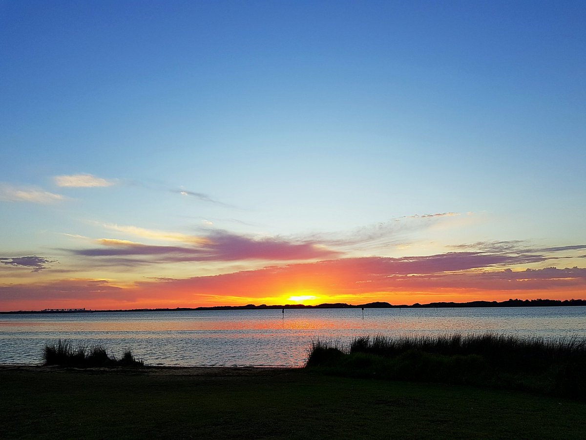 Living in Australind is pretty cool. We get sunsets like this! #sunset @BunburyWeather @TheWAWG @weather_wa @Morecast_Au @TweetSouthwest