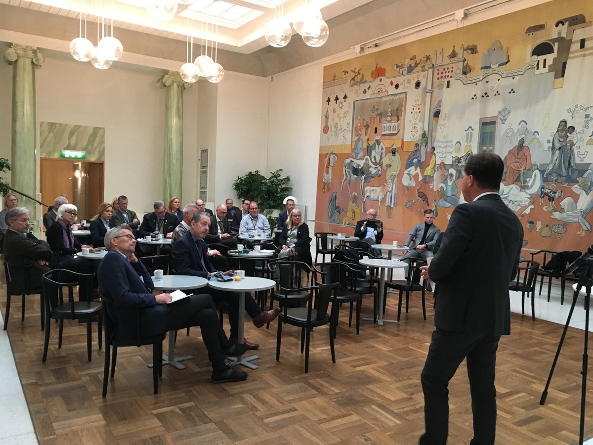 swedtrain's tweet photo. Frukostseminarium med Riksdagens järnvägsgrupp: Gränsöverskridande trafik på järnväg. Mer samarbete övergränserna krävs för att det ska bli effektivt! https://t.co/JO92X2SdaM