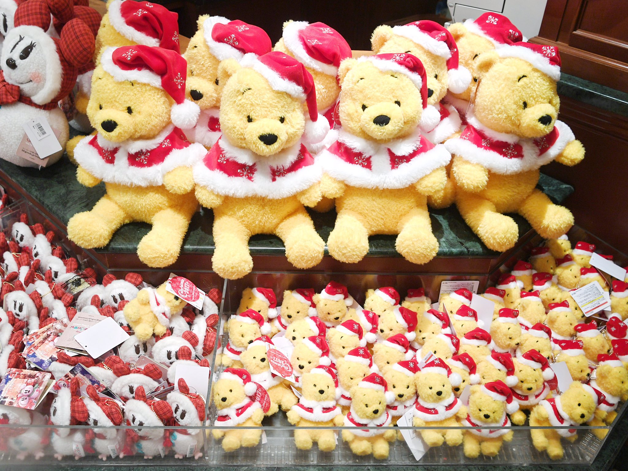 Mezzomikiのディズニーブログ ふわふわマント姿がかわいい 東京ディズニーリゾート ディズニー クリスマス17 くまのプーさんぬいぐるみ Amp ぬいぐるみバッジ発売中 詳しくは T Co Nalvllgloz T Co 4k4buirc1b Twitter