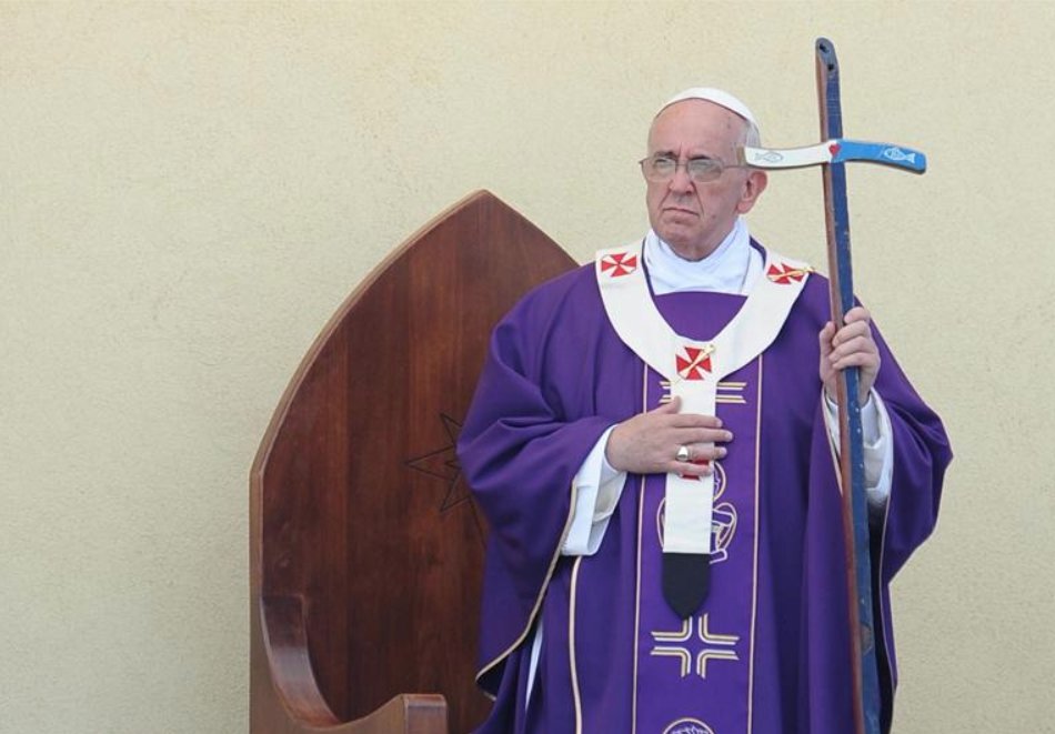 CunadoDeTuiter's tweet photo. Es VERGONZOSO que el Papa vista de MORADO, apoyando así a la 2ª República y Adidas. Espero que el PSOE rompa el concordato con la Santa Sede. https://t.co/fUJuRsBDjL