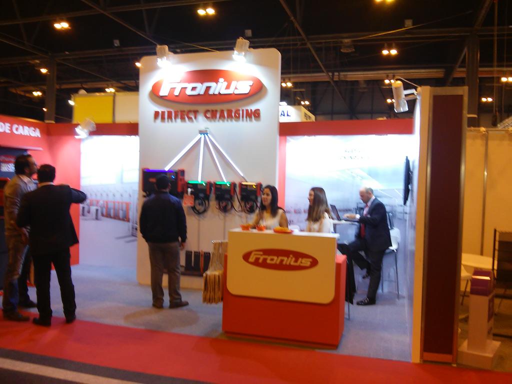 TransporteNews's tweet photo. Nuestro primer contacto en #Logistic2017... Nuestros amigos de @FroniusESWeld Grandes! https://t.co/7hQHrFDho4