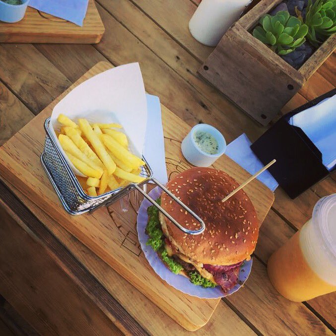 Mechadasdomicil's tweet photo. Acortemos la semana con una exquisita hamburguesa casera 💕
Calle Rojas poniente #847.
#Laserena #coquimbo https://t.co/Papr2Tnfx8