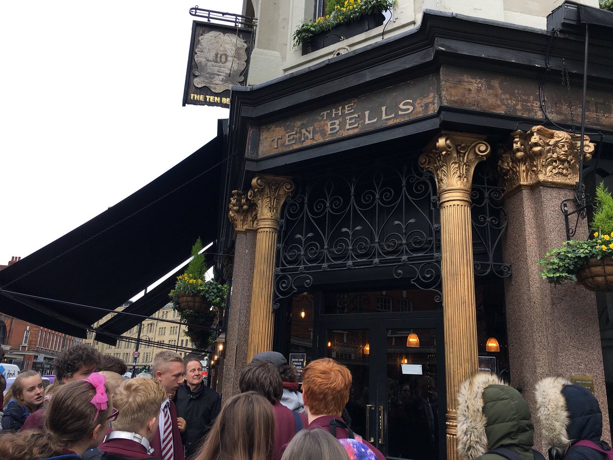ajratcliffe1's tweet photo. Year 10 historians from @chessington_col on the Whitechapel Ripper tour #beheretolearn #edexcelhistory https://t.co/8p6cEDDl7U