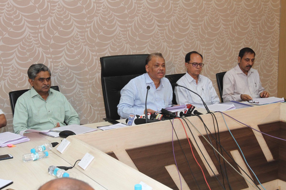 CEOGujarat's tweet photo. Press Conference On 8th November 2017 - Part 2
#GujaratElections2017 #CEOGujarat #ReadyToVote #VoteForDemocracy https://t.co/mSFyypUe7y