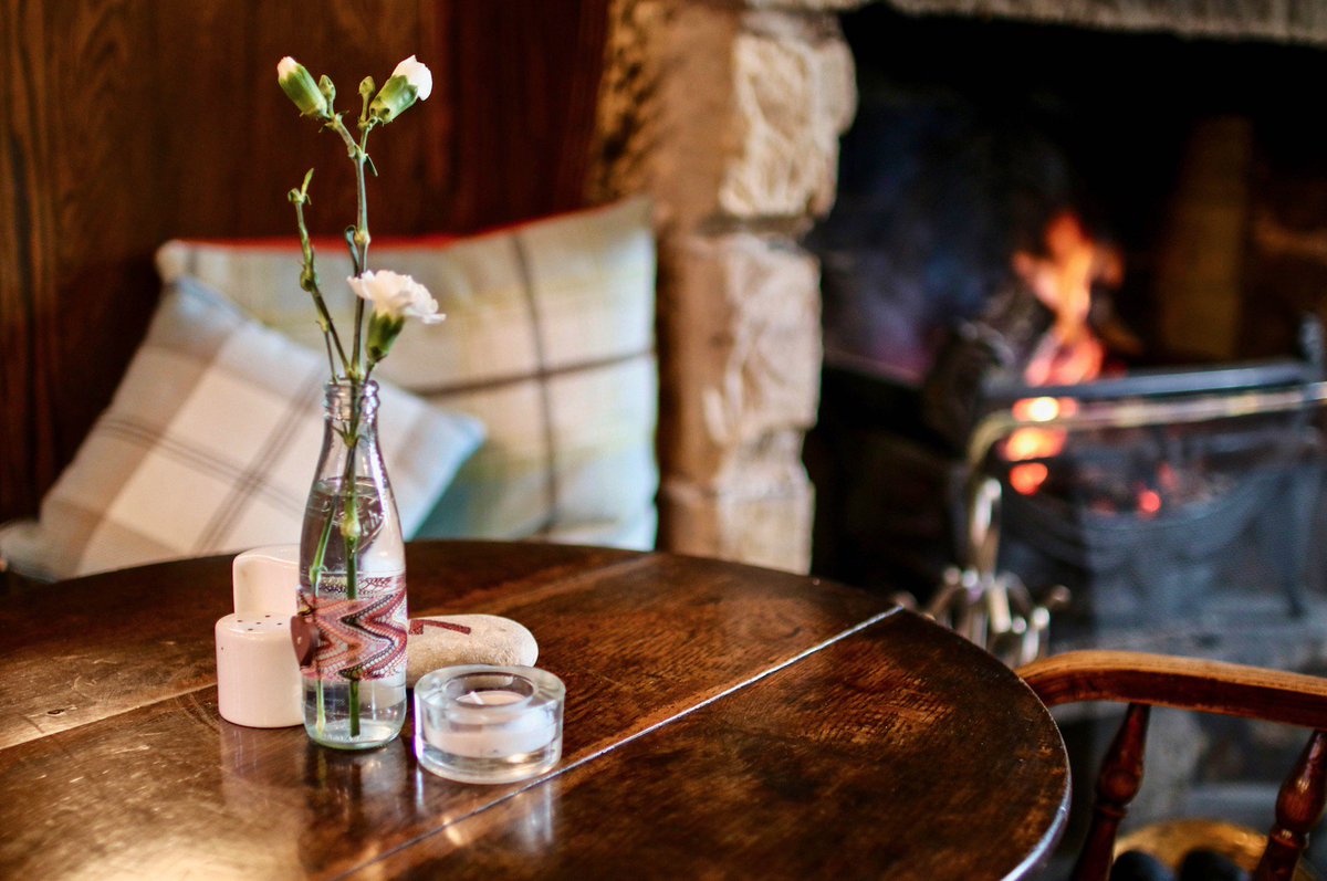 RedPumpInn's tweet photo. Grab the best seat in the house right beside the fire in the snug. Your lunch awaits: https://t.co/86nATt4i3W #RedPumpInn https://t.co/bF9u16GAaw