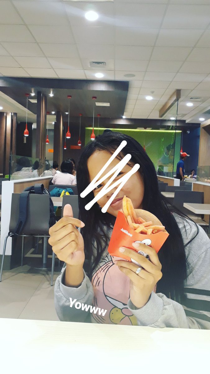 kristinoleg's tweet photo. I buy some #strawberryfries and #strawberryfloat. @RicciRivero06 🙈 https://t.co/4x11PaAg2O