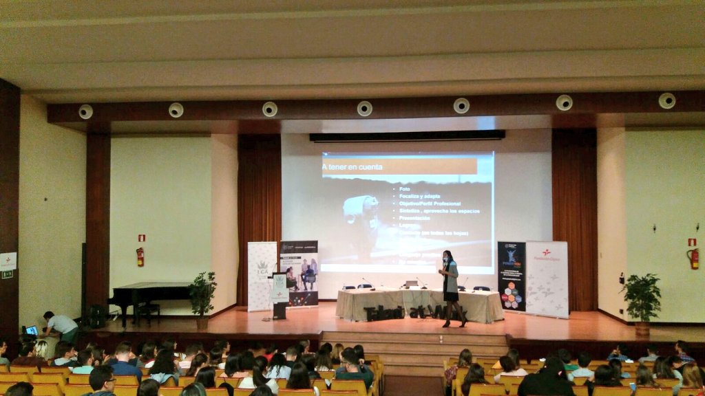 FundacionMPG's tweet photo. ¡Ya estamos en los talleres!
@kellybrun9 imparte "Currículum 2.0".
#TalentAtWorkCepsa #empleabilidad https://t.co/g1E94EELoc