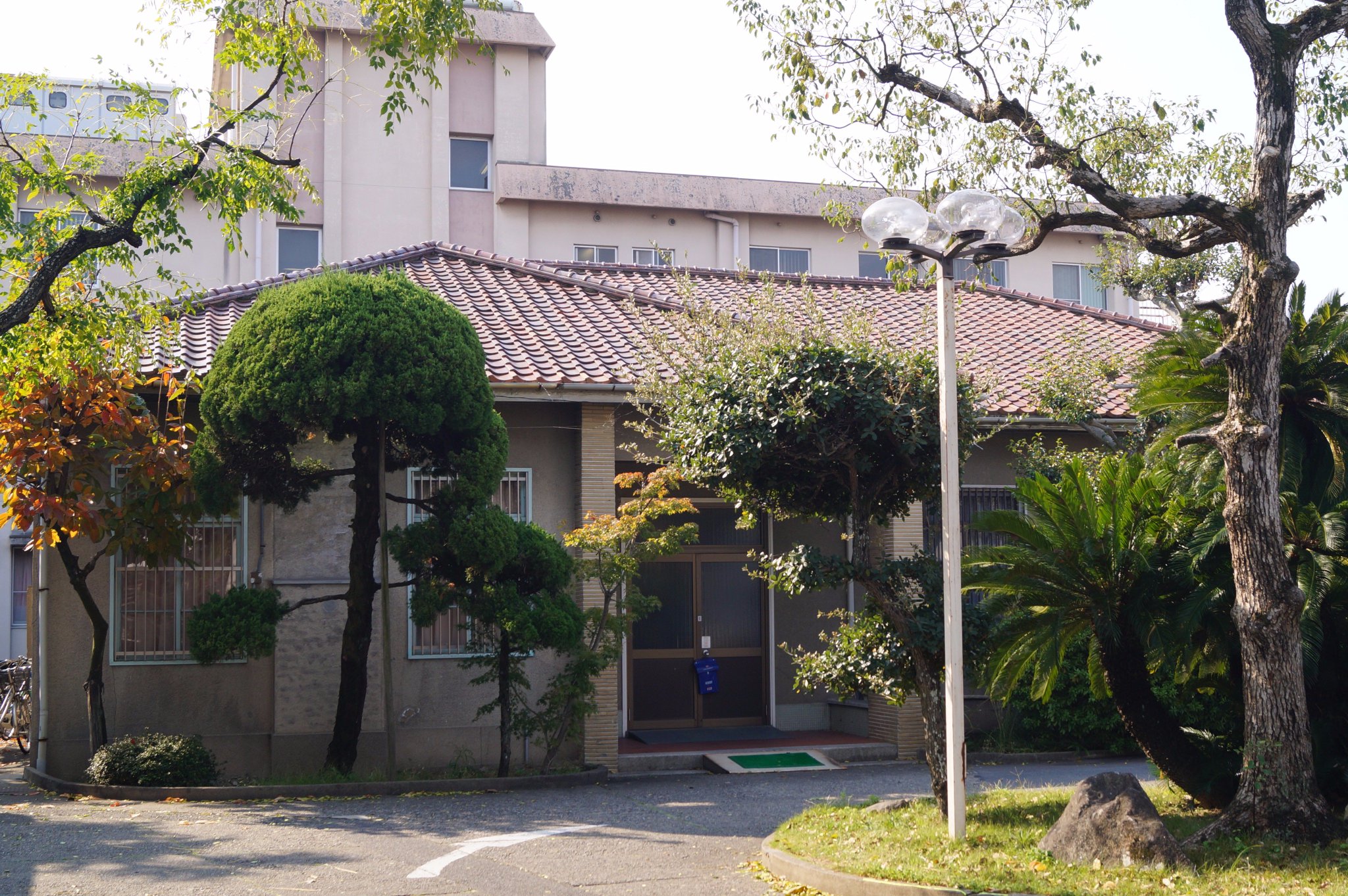 びるまち 岸和田の近代建築 寺田萬寿病院 詳細不明 1946年以前 1923年創業の旧寺田財閥系の病院 1946年の航空写真と一致した建物が2棟ほどありました 建物の詳細は寺田萬寿病院の資料を調べてら出てきそうなので びるまち 岸和田の近代建築 寺田萬寿病院 詳細不明 1946年以前 1923年創業の旧寺田財閥系の病院 1946年の航空写真と一致した建物が2棟ほどありました 建物の詳細は寺田萬寿病院の資料を調べてら出てきそうなので