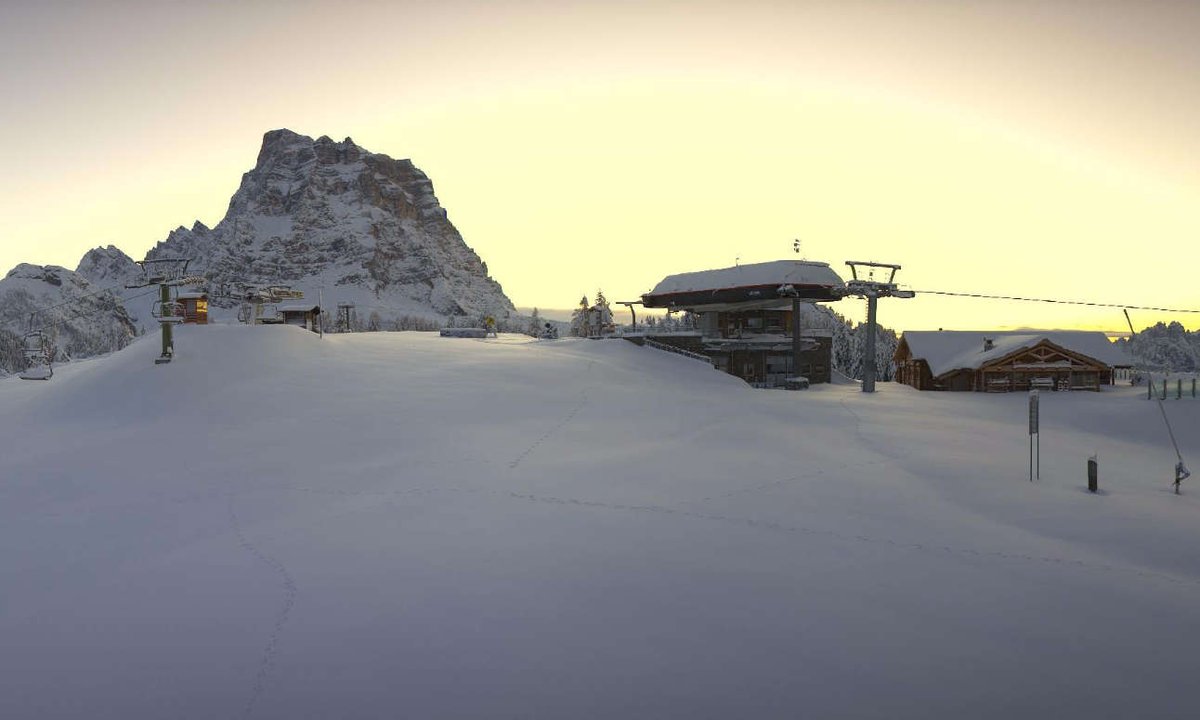 La prima neve è scesa,il sole è tornato e ci regala un panorama bellissimo... guarda qui le foto di questa mattina!
goo.gl/znrHvE