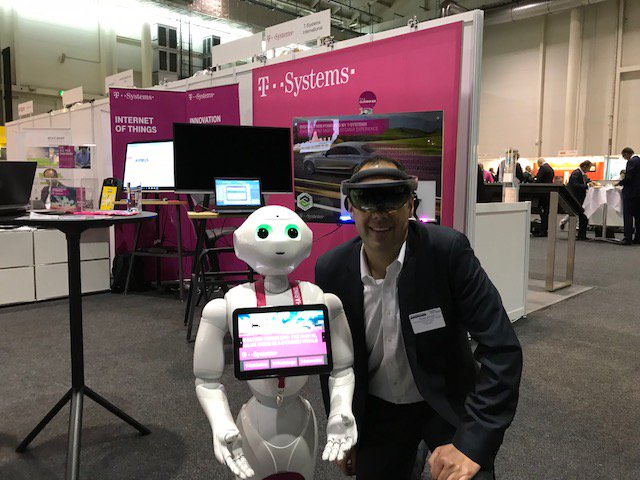 Telekom_MMS's tweet photo. Aviation Forum: Mit #tsmms Sassan Shirani in die #VR-Welt eintauchen! Heute noch am Stand der #TSystems: https://t.co/b99heMgWgN #AF17HH #telekomwall https://t.co/p8hHX4vwNj