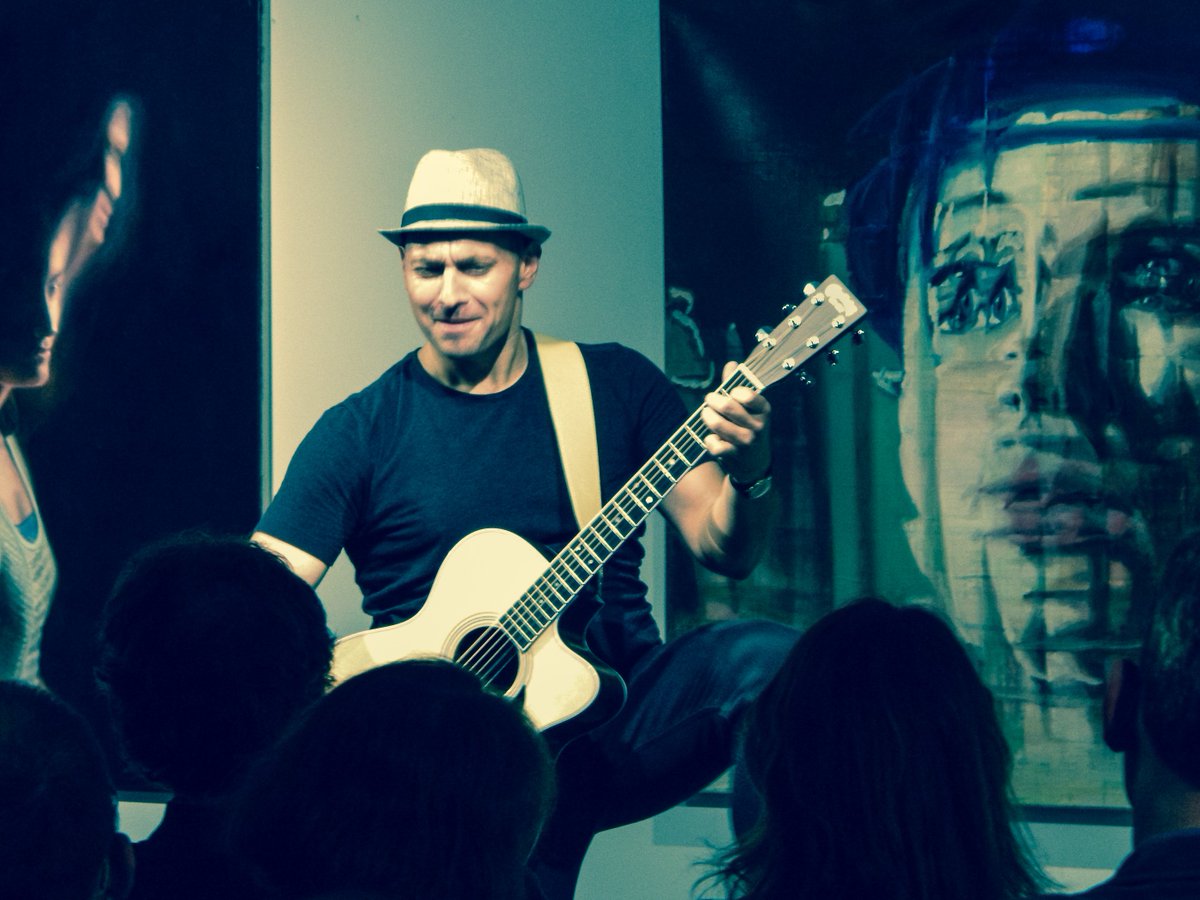 TomLumen's tweet image. #guitarface #Helsinki #martinguitar