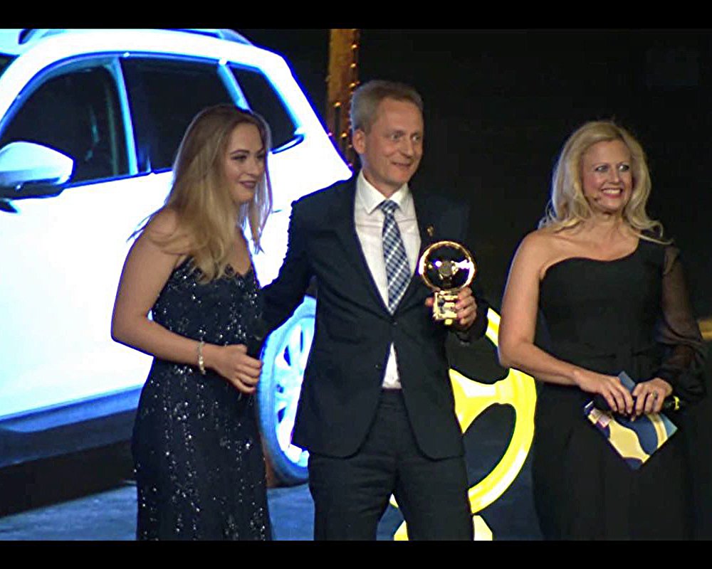 SophiaFloersch's tweet photo. 👏🏻and the winner is...
SKODA KAROQ 🏆DAS GOLDENE LENKRAD 2017, Kategorie "Kleine SUV"
Gratulation an @skodaweb , Herrn Christian Strube, Vorstand Technische Entwicklung, und das gesamte ŠKODA-Team 🔝
#DGL #GoldenesLenkrad @autobild @bams @skodade #tollesauto #CharakterSUV https://t.co/E2oEynOm8O