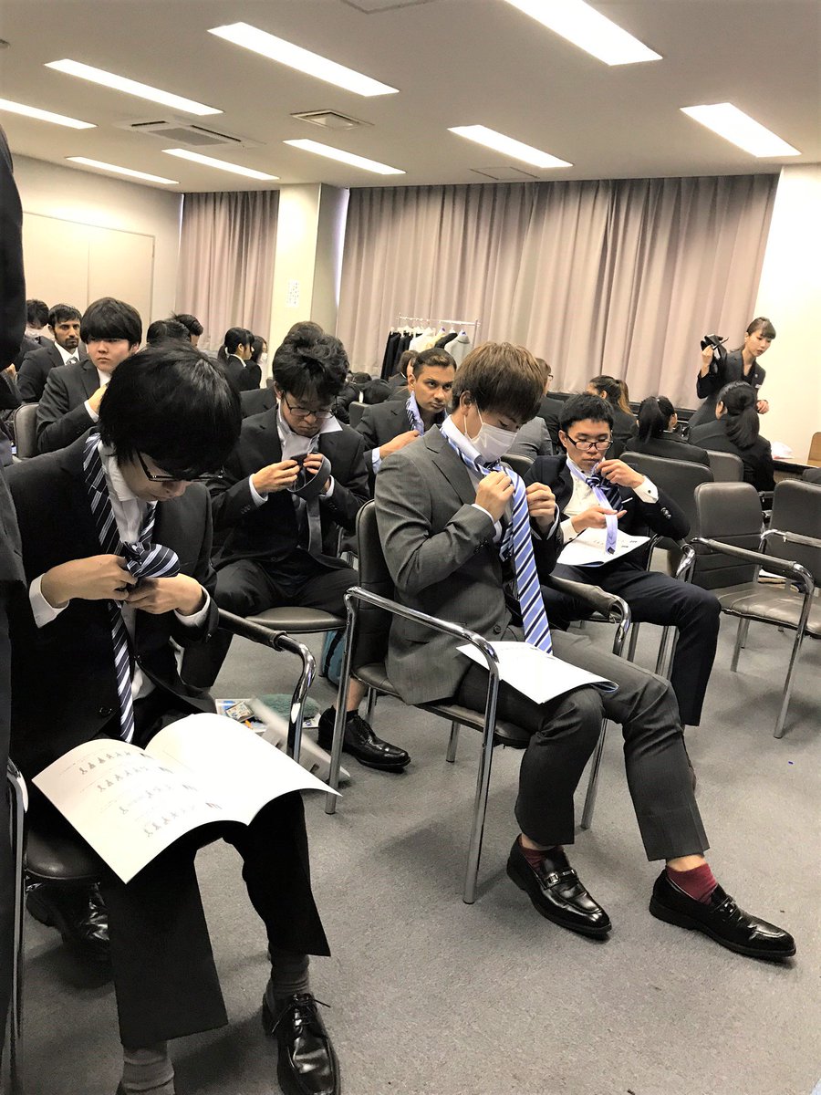 長野平青学園 Sur Twitter スーツ着こなしセミナー ネクタイがうまく結べず四苦八苦の学生たち W 長野平青学園 専門学校 スーツ ネクタイ 就活