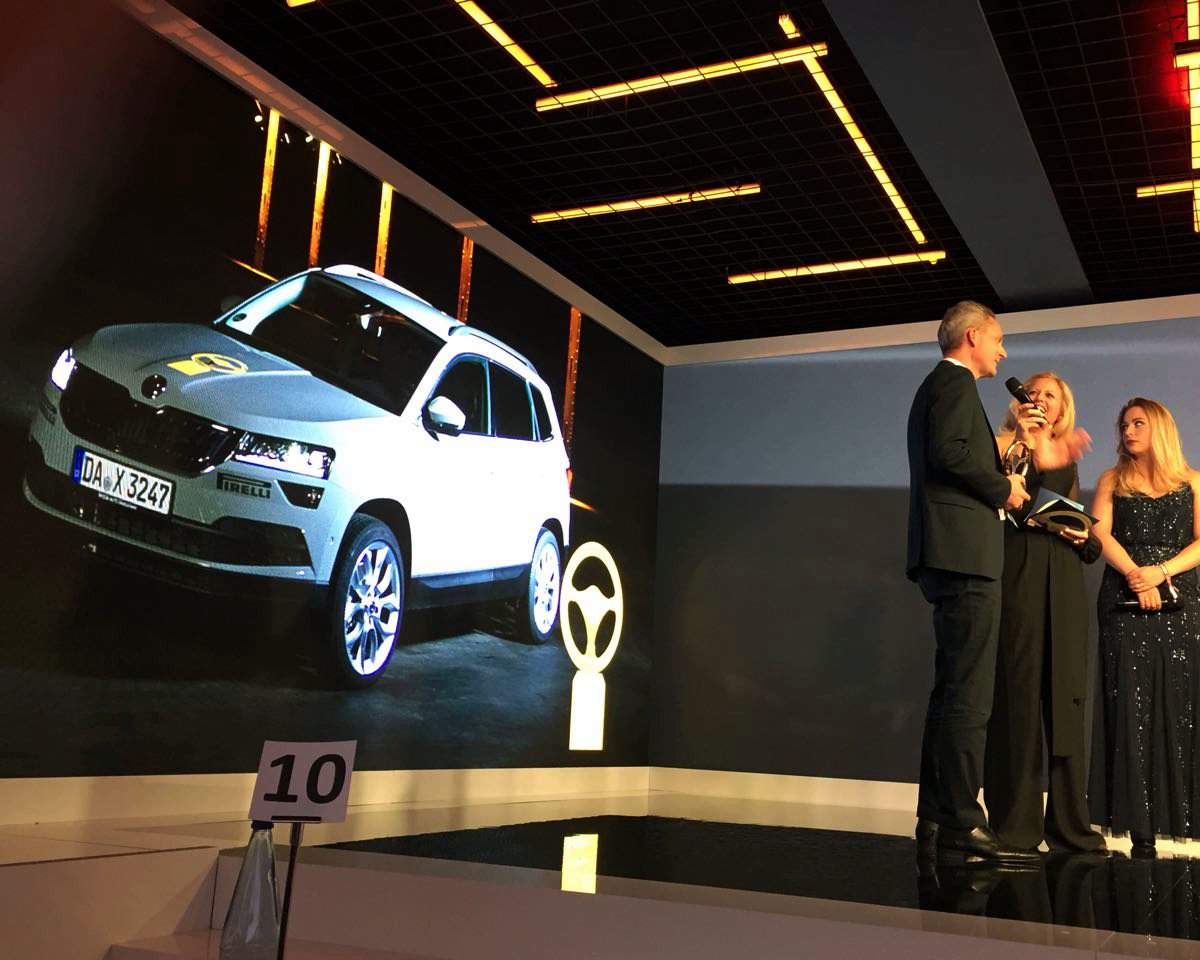 SophiaFloersch's tweet photo. 👏🏻and the winner is...
SKODA KAROQ 🏆DAS GOLDENE LENKRAD 2017, Kategorie "Kleine SUV"
Gratulation an @skodaweb , Herrn Christian Strube, Vorstand Technische Entwicklung, und das gesamte ŠKODA-Team 🔝
#DGL #GoldenesLenkrad @autobild @bams @skodade #tollesauto #CharakterSUV https://t.co/E2oEynOm8O