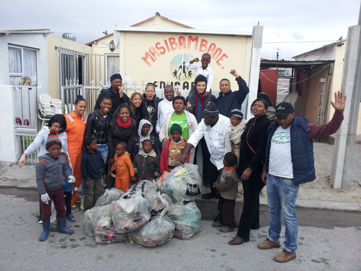 BloubergBC's tweet photo. Get behind community clean-up projects, be #SoGood & practice good habits, hand them down to future generations and then Join us on the 1st Sat of the month #LoveWhatYouDo
#CapeTownBeachCleanUp #CleanUp2017 #CapeTown https://t.co/JMhGw5Fcjh