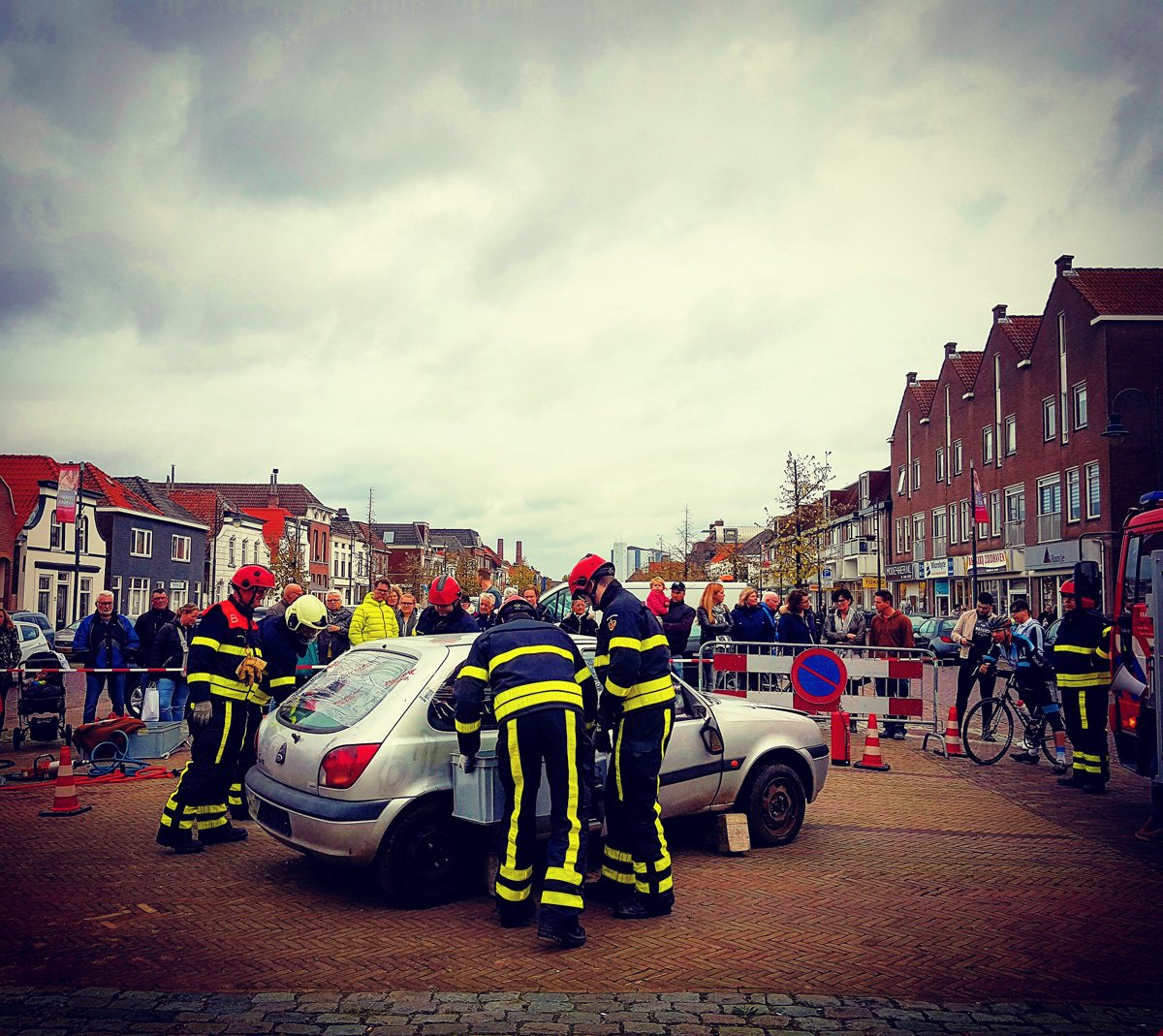 Moerdijkse_stem's tweet photo. Bekijk onze pagina’s uit de Moerdijkse Bode van deze week op onze website: https://t.co/fGCOl2WpfQ #fotovdweek #brandweer #zevenbergen https://t.co/87Gs2cdpUk