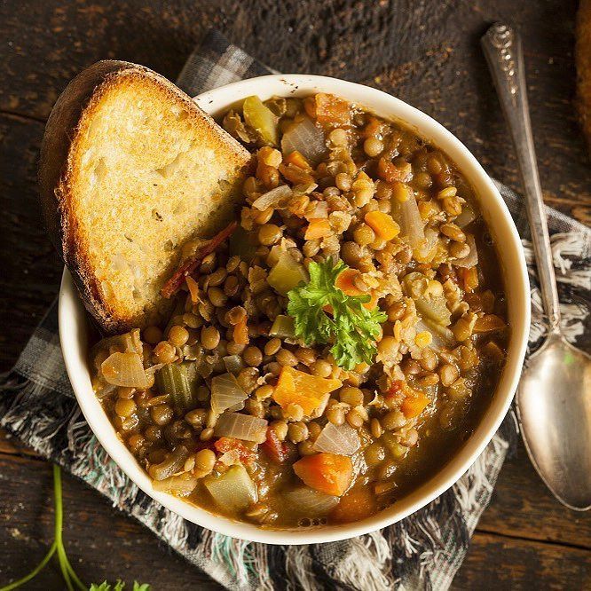 Écht feel-good-food deze Indiase groene linzenstoofschotel met aardappel, wortel, paprika, ui &amp; geroosterd brood! Als je voor 10:00 bij Aan…