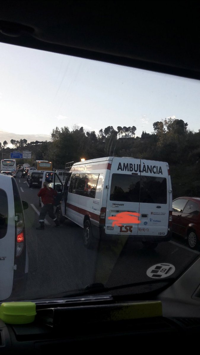 Aterero's tweet photo. Esto es democracia? NO! Es vuestra democracia😡 #VagaGeneral8N https://t.co/3YBjzTpEyl