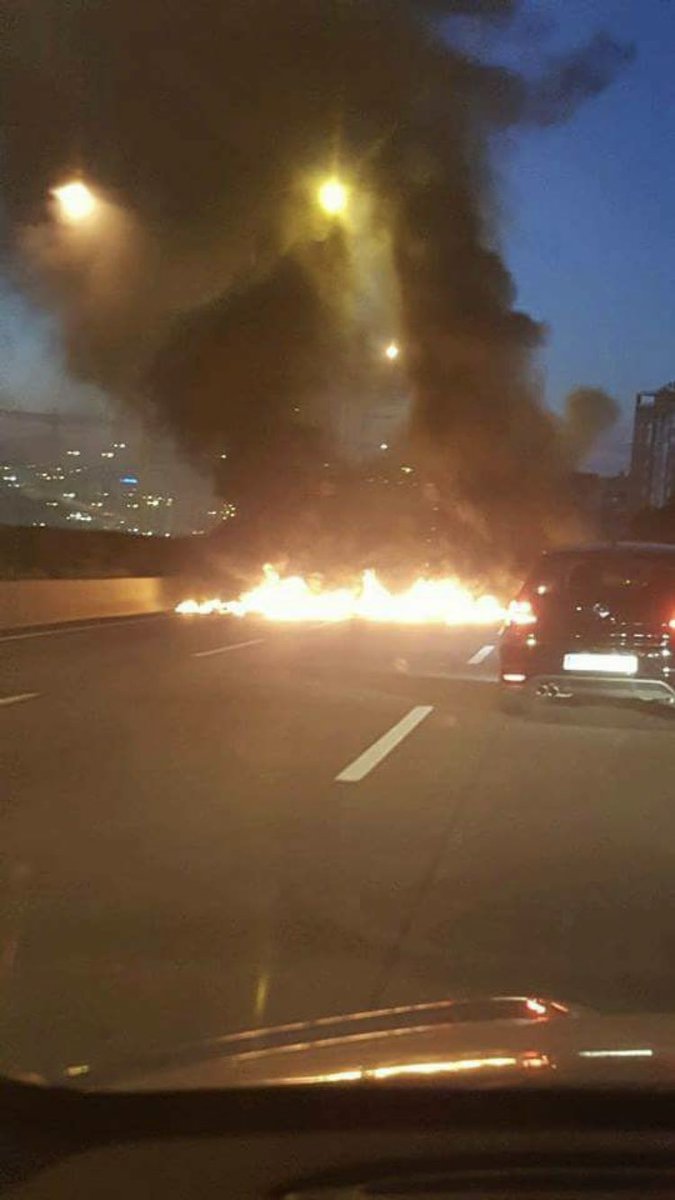 Aterero's tweet photo. Esto es democracia? NO! Es vuestra democracia😡 #VagaGeneral8N https://t.co/3YBjzTpEyl