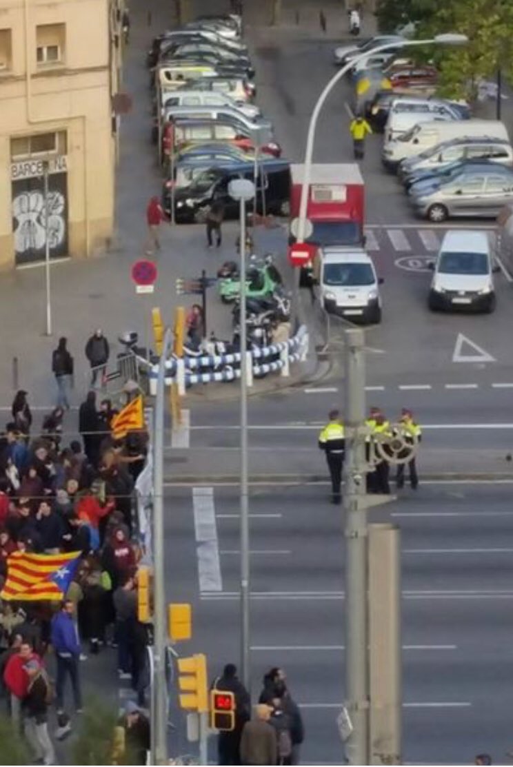 Aterero's tweet photo. Esto es democracia? NO! Es vuestra democracia😡 #VagaGeneral8N https://t.co/3YBjzTpEyl