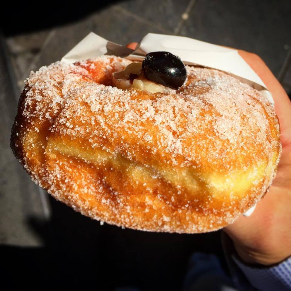 gustovesuviano's tweet photo. Buona colazione...noi andiamo di "#streetbreakfast"
#colazione #napoli #graffa #crema #amarena #buongiorno #mercoledì https://t.co/GdgIYqcC8g