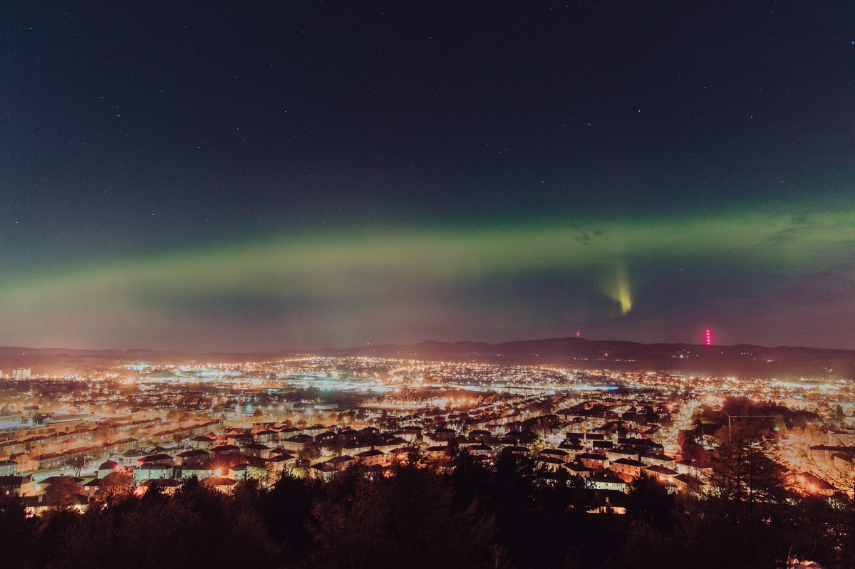 McNeilRachel's tweet photo. Running out in pyjamas was worth it for this 😍 #AuroraBorealis https://t.co/UdPy2qff71