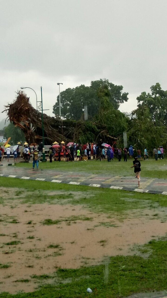 Hujan deras beserta angin robohkan pohon bringin di alun-alun Banjarnegara. Semoga korban meninggal diampuni dosanya dan diterima disisinya. Aamiin