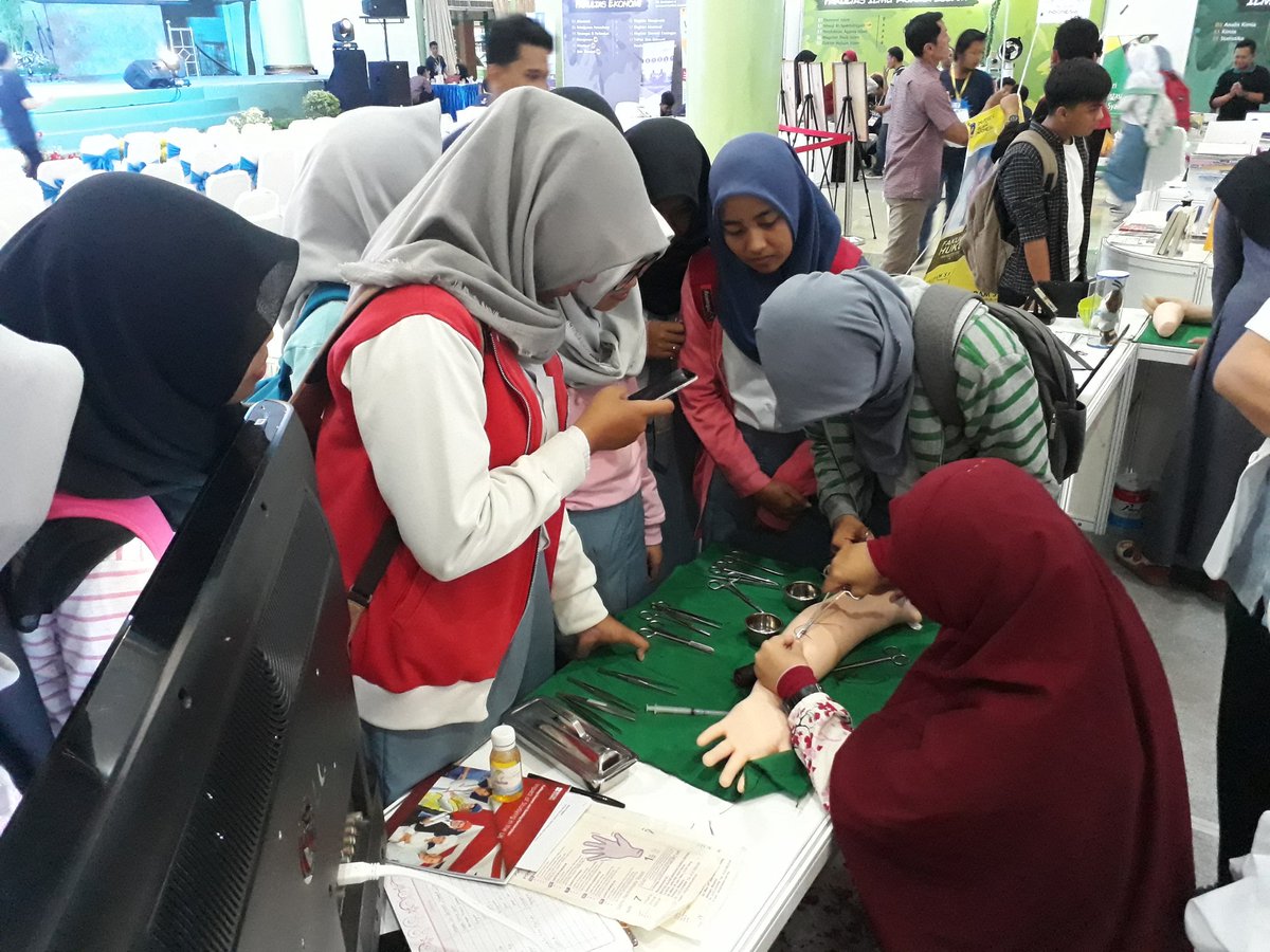 fkuii's tweet photo. Keseruan stand FK UII dalam acara UII Open Days 2017, bertempat di Auditorium Kahar Muzakir kampus terpadu https://t.co/be9ZNTb9ue