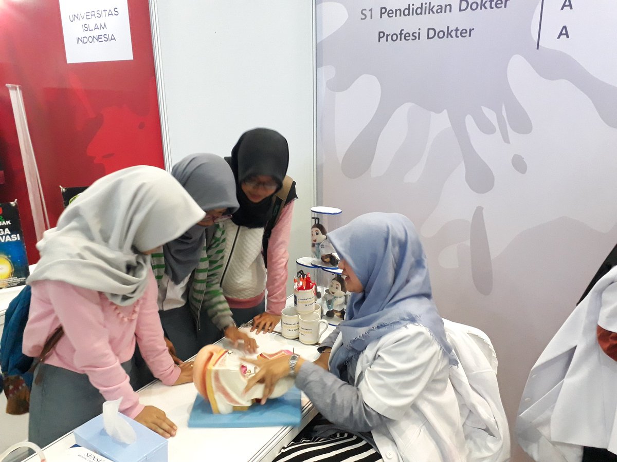 fkuii's tweet photo. Keseruan stand FK UII dalam acara UII Open Days 2017, bertempat di Auditorium Kahar Muzakir kampus terpadu https://t.co/be9ZNTb9ue