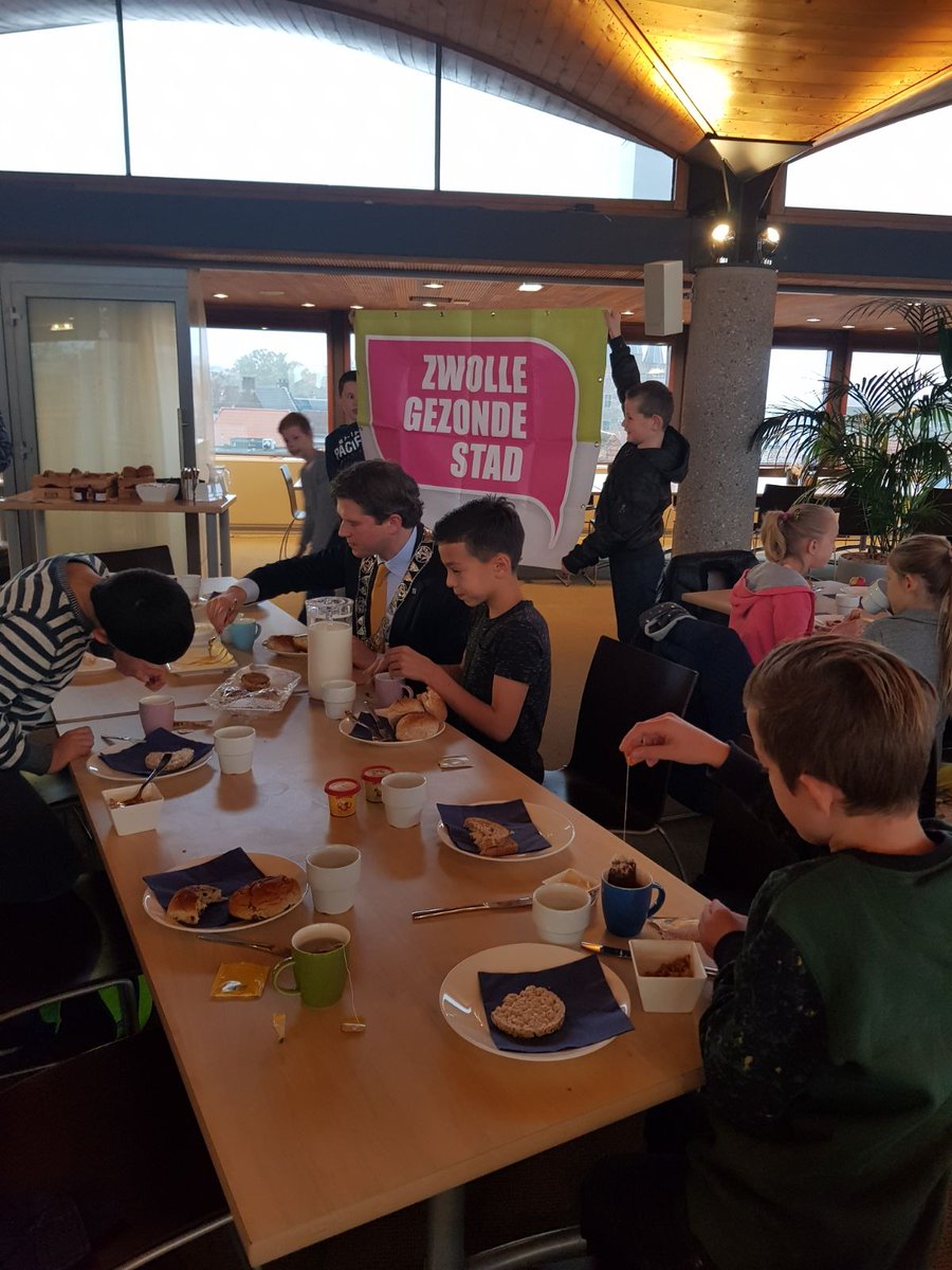 Groep 7/8 van de Zuidster ontbijt met loco burgemeester René de Heer <a href="/Schoolontbijt/">Schoolontbijt</a>  <a href="/Gemeente_Zwolle/">Gemeente Zwolle</a>