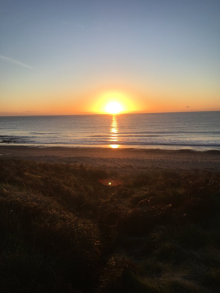 shanebyrneoffic's tweet photo. Isn’t that bleeden gorgeous!🙂Out for a run earlier #Kilpatrickbeach Pity it’s fecken freezen! 😜 Have a good day gang!! 🙂👍 https://t.co/sGXz62OEQ9