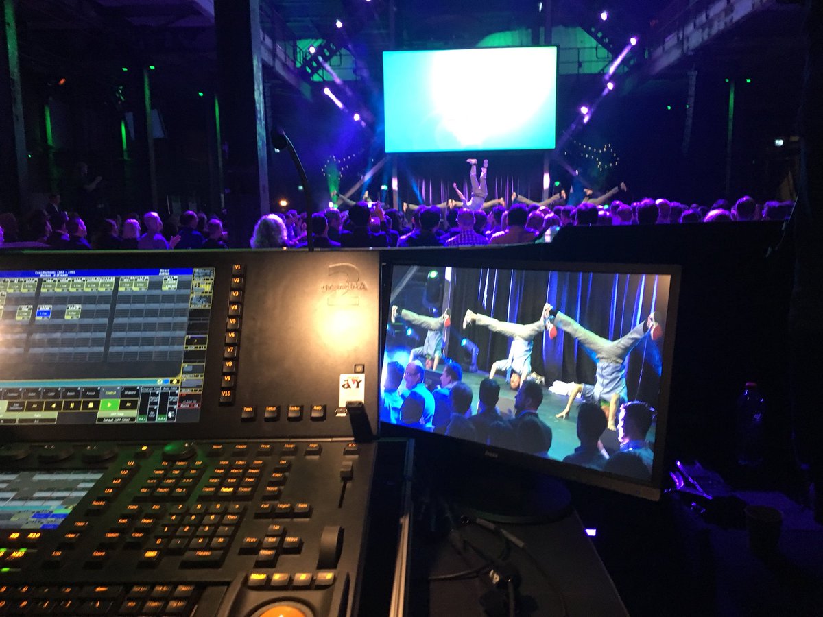 Blueluna_25's tweet photo. Right now: openingsact van @Come_Correct in @Sugar_City visualiseert hoe science & innovatie samenkomen #breakdance #openingsact #congres https://t.co/mwmFmDfOCK
