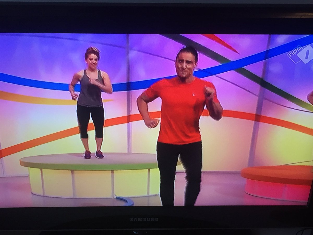 sven_erich's tweet image. Zet ik even de televisie aan zie ik nichtje Iris hard aan het werk.....