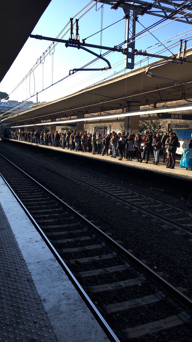 ilarialab's tweet photo. mentre noi paghiamo gli abbonamenti #atac fa passare una metro ogni quarto d'ora #disagi #roma https://t.co/hJcTpmKOCT