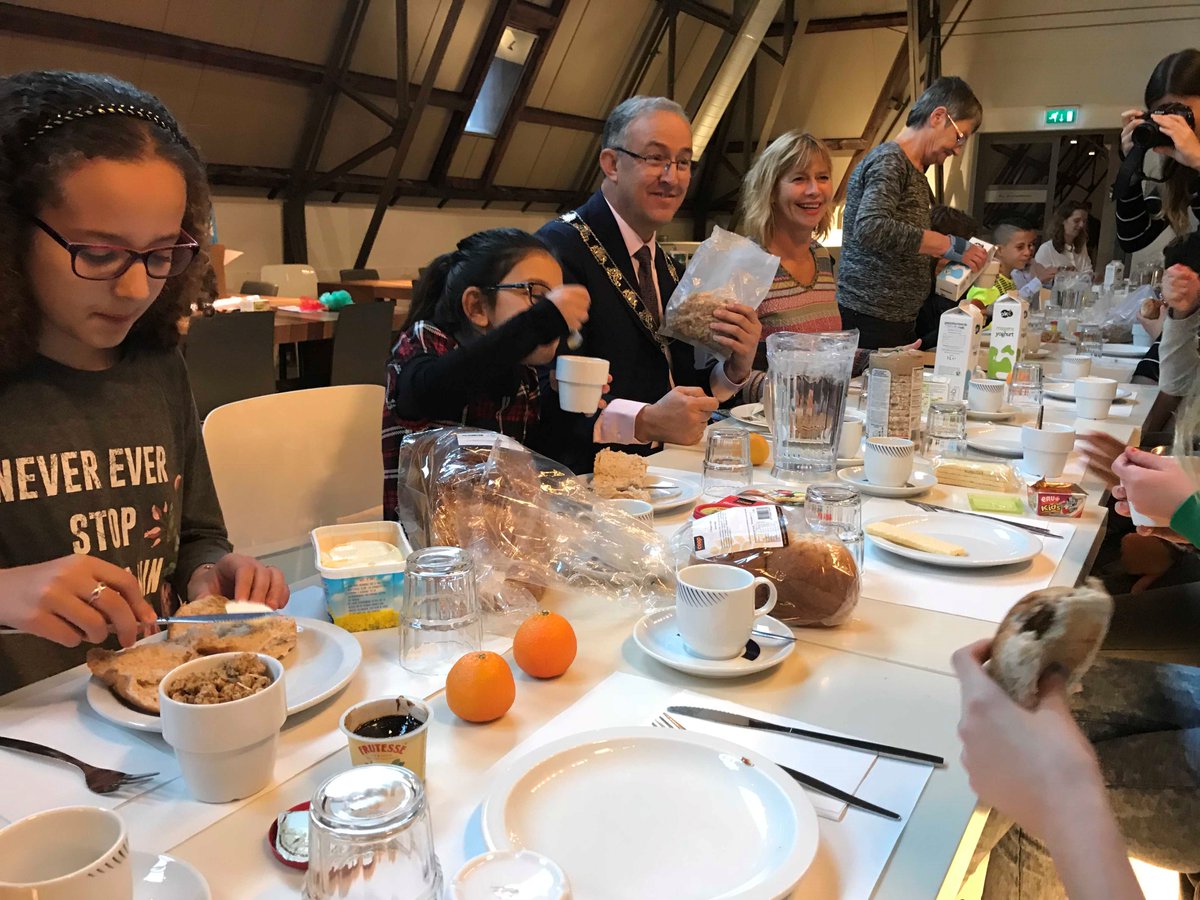rotterdam's tweet image. #Ontbijten is belangrijk! Bgm #Aboutaleb at met kinderen van OBS Het Pluspunt, tijdens het Nationaal @schoolontbijt. bit.ly/2zFIbk1