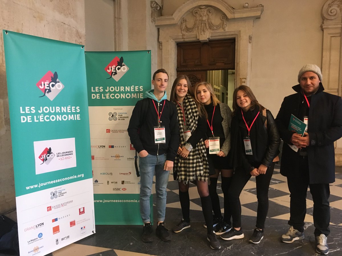 Les_Incollabs's tweet photo. @Les_Incollabs sont bien arrivés aux @les_jeco à Lyon. Rdv avec @citedeleconomie pour la 1ère conférence sur l'éco (non) marchande. https://t.co/Ry5cmsgMU5