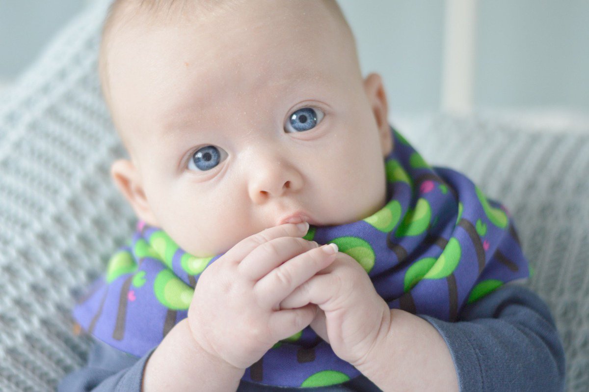 FunkyGiraffebib's tweet photo. Baby it is cold outside! Wrap up warm in our cosy scoods! #dribblescarf #fleecescarf #babyscarf #babysnood #scood #winterbaby https://t.co/FjnOvs4WAD
