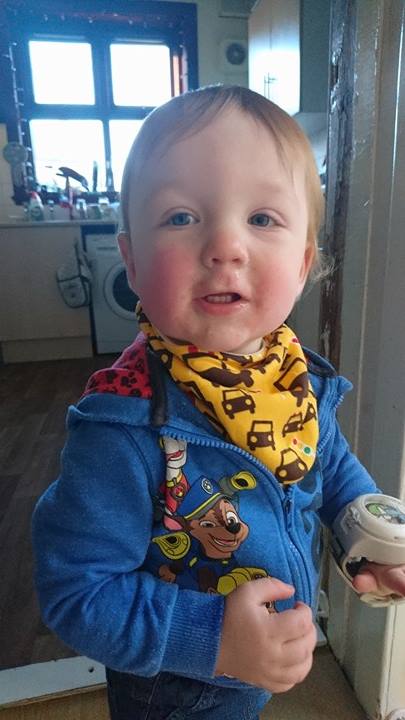 FunkyGiraffebib's tweet photo. Baby it is cold outside! Wrap up warm in our cosy scoods! #dribblescarf #fleecescarf #babyscarf #babysnood #scood #winterbaby https://t.co/FjnOvs4WAD