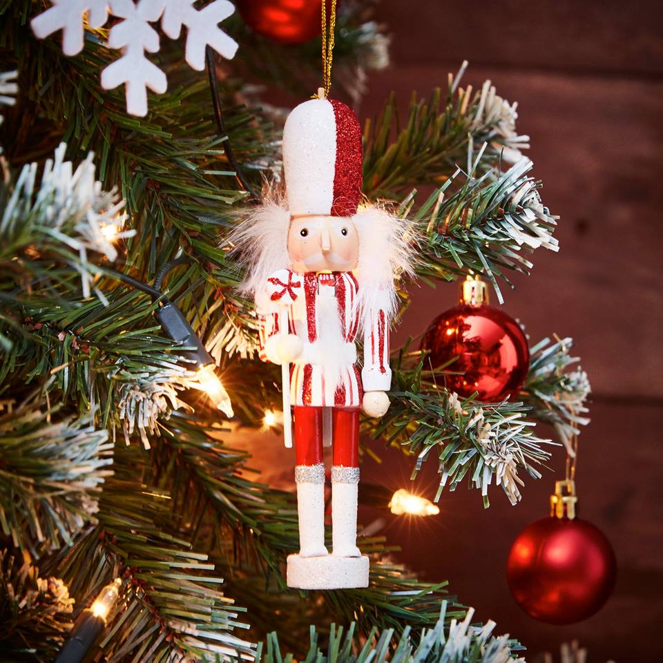 PoundworldTweet's tweet photo. Introducing our 'Rustic Red' range... Perfect if you’re looking to create a #traditional #Christmas look on a budget this year. #RusticRed https://t.co/9brWJau5tN