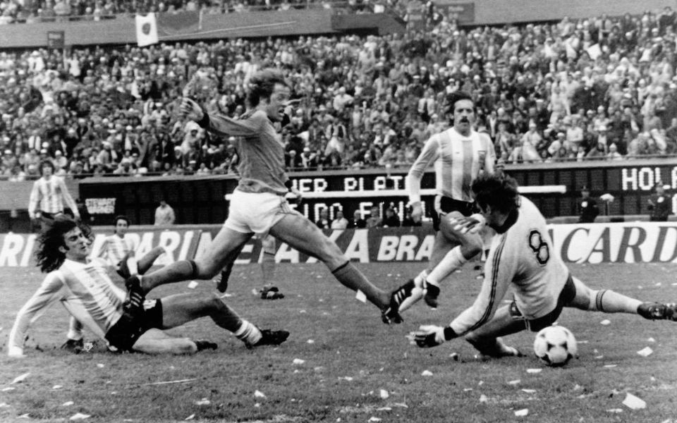PortieriSiNasce's tweet photo. #JanJongbloed
#DutchGK 🇳🇱
Netherland's #goalkeeper right, fails to stop #Argentina's #MarioKempes, left on ground, from scoring the first goal for his team during the #Football #WorldCupFinal between #Argentina and #Netherlands in #BuenosAires
on June 25, 1978. https://t.co/QPx1BR5xBO