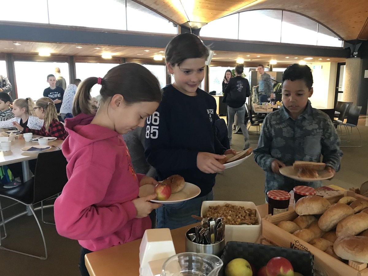 renedeheer's tweet photo. #Schoolontbijt met groep 6/7 van de basisschool de Zuidster, gegeten, gedanst en gesproken over hoe leuk en gezond ontbijten is #zwolle #gezondestad https://t.co/lfaDMyjPBc