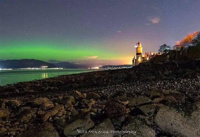 inverclyde_now's tweet photo. The northern lights at Cloch Lighthouse, Gourock, last night. Photo by Rita McKenna https://t.co/1mZT3pgbax