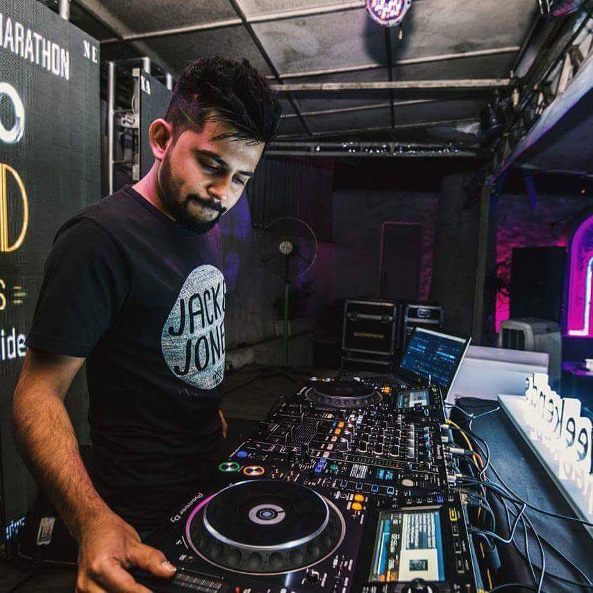 Swig_Pune's tweet photo. Our boy Parthav is on deck duties this Thursday for our #BASSTonic sessions! :D Early support from Ryan Kardam. Come in early #Swiggers! https://t.co/8FkQVQAvBW