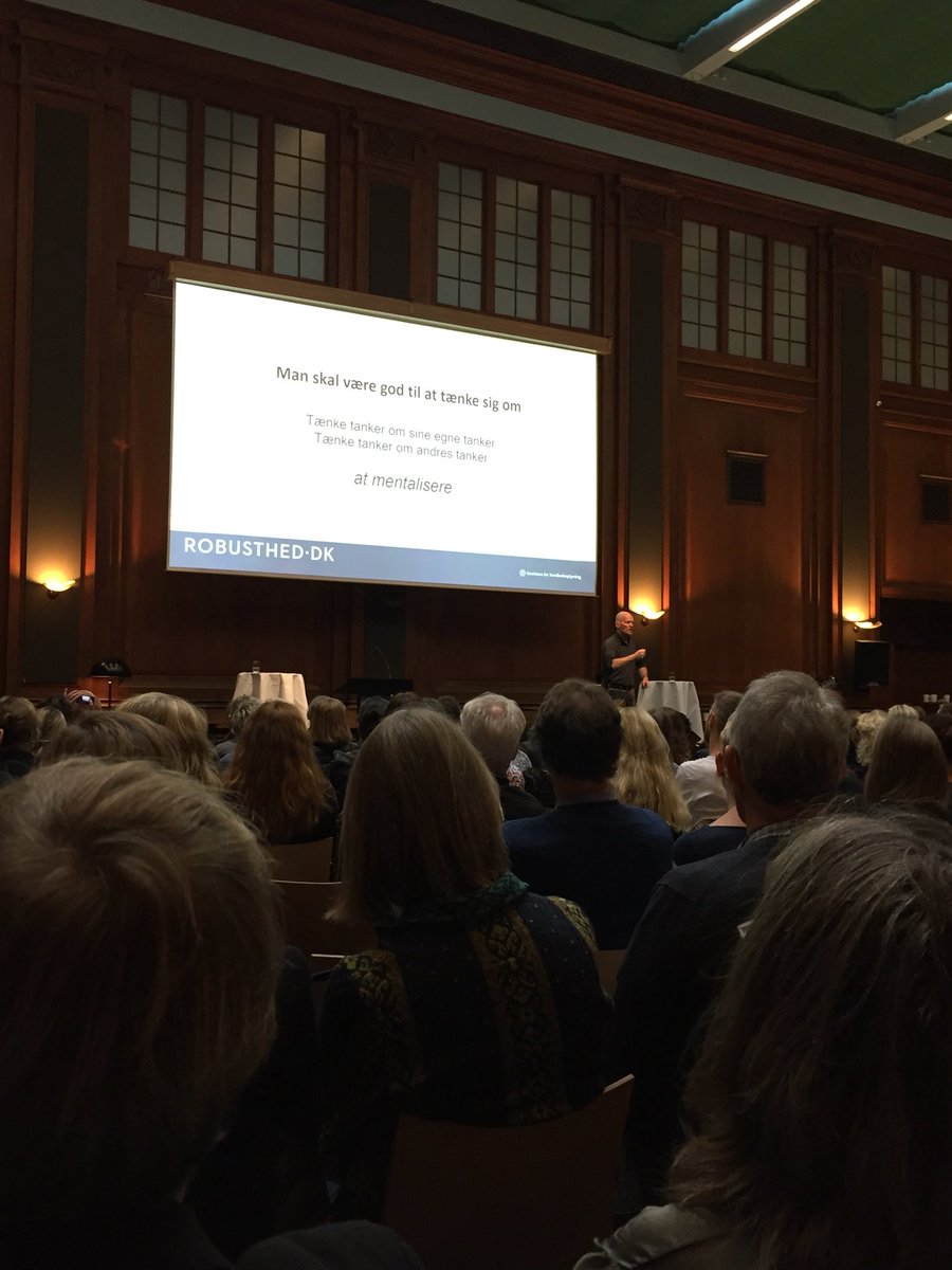 SimoneNanna's tweet photo. Overlæge Poul L. Bak på konf. om robusthed: “Man skal kunne tåle noget, men ikke alt.” Vigtigt at kende egne grænser og have mod (og mulighed) til at sige fra. #robusthed https://t.co/hU15vmboTD