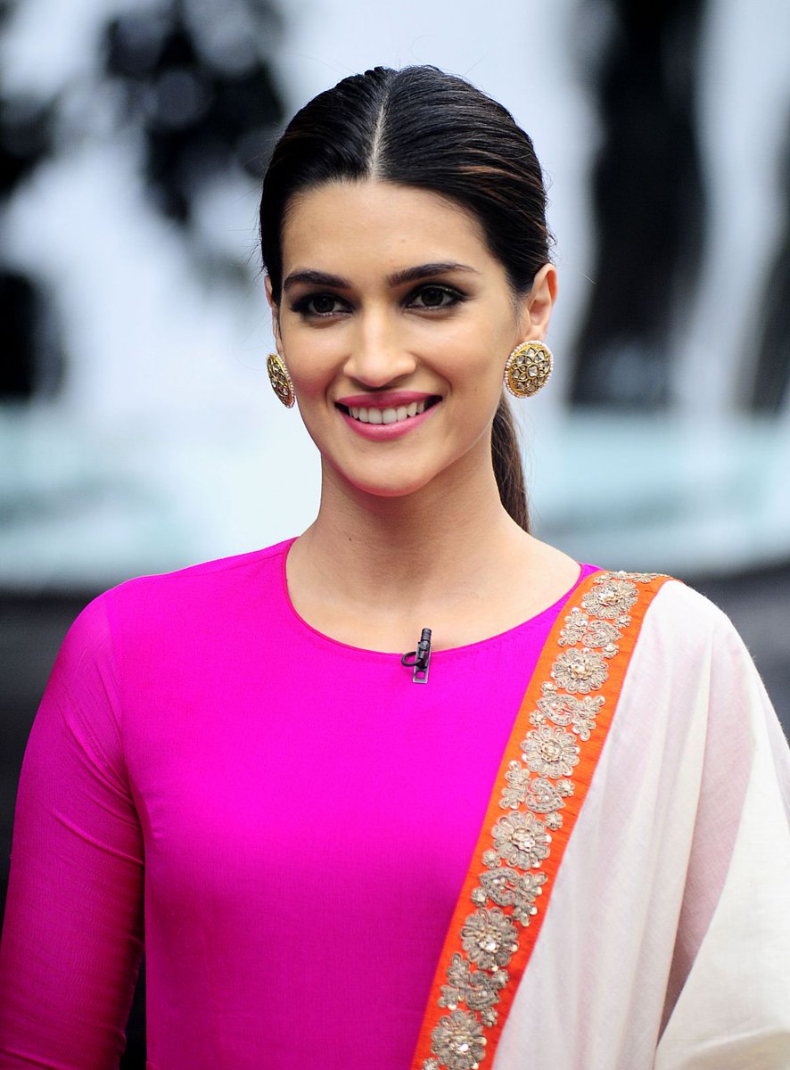 ClubKriti's tweet photo. Simplicity of Kriti Senon..She lookes pretty in Pink😍😍 https://t.co/4Y0xXOEp7D