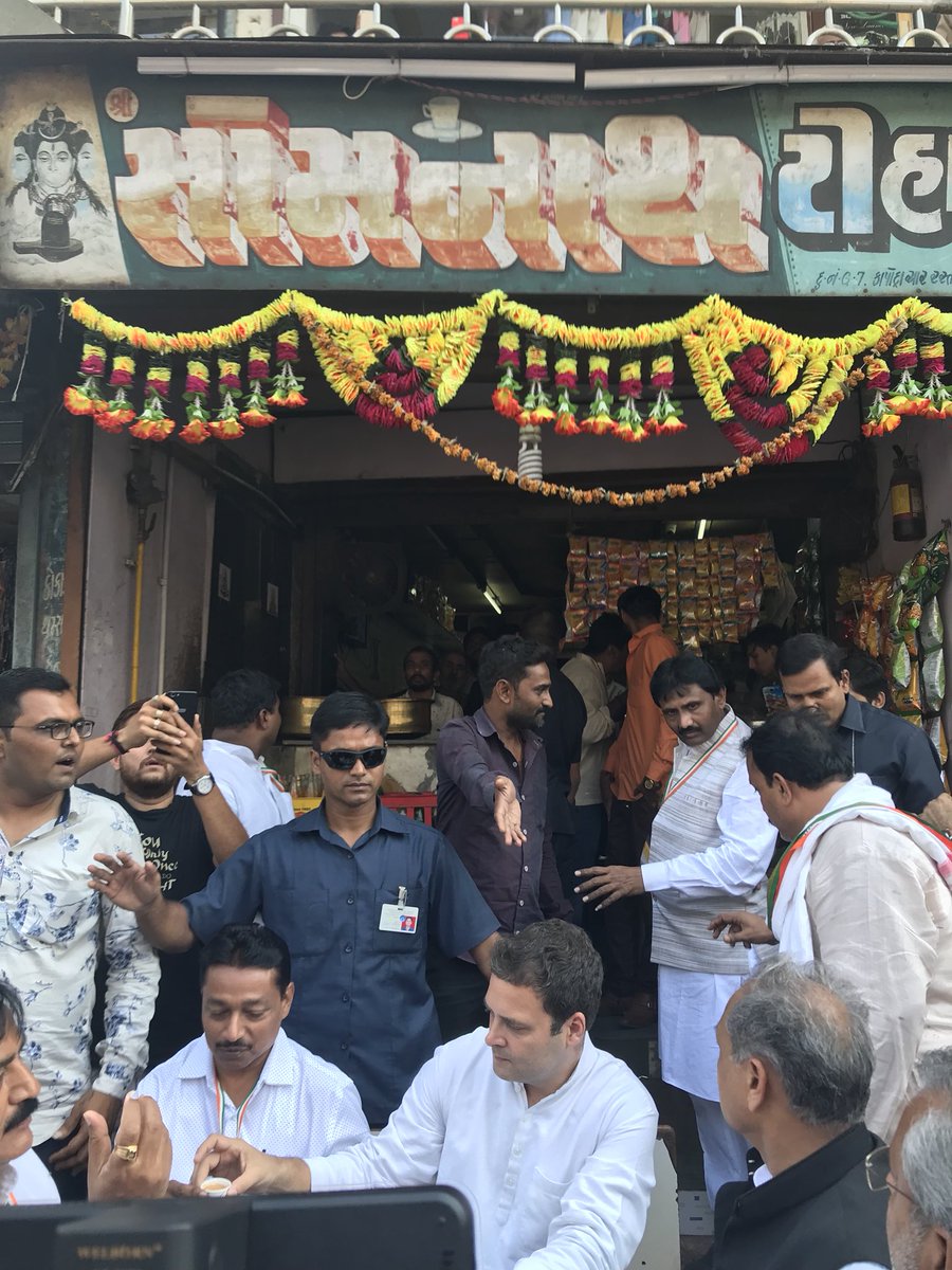 shaktisinhgohil's tweet photo. सुरत मे छोटेसे टी स्टोल पर आम आदमिकी तरह चाय पीते राहुलजी । https://t.co/dkcdo0dceo